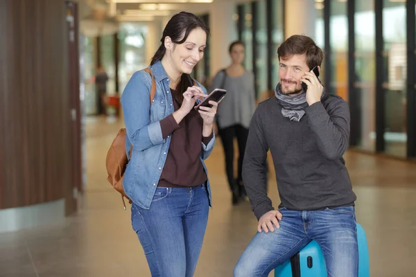 Havaalanındaki Çift Akıllı Telefonlarını Kullanıyor — Stok fotoğraf