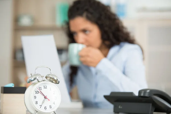 Mujer Negocios Con Café Despertador Oficina — Foto de Stock