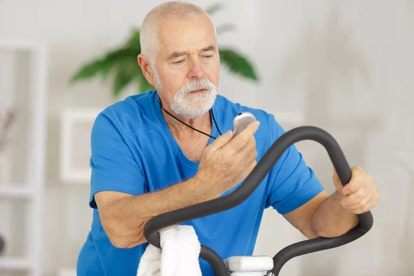 Personal Trainer Looking Stopwatch — Stock Photo, Image