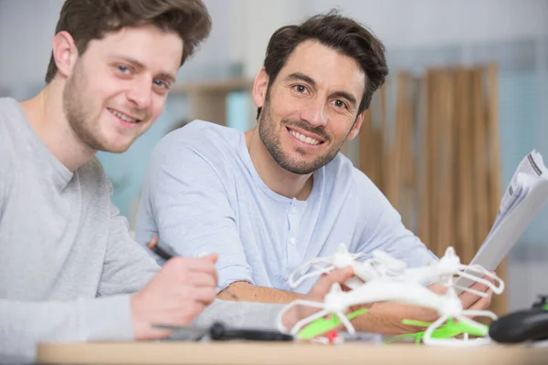 Due Uomini Contenti Stanno Assemblando Drone — Foto Stock