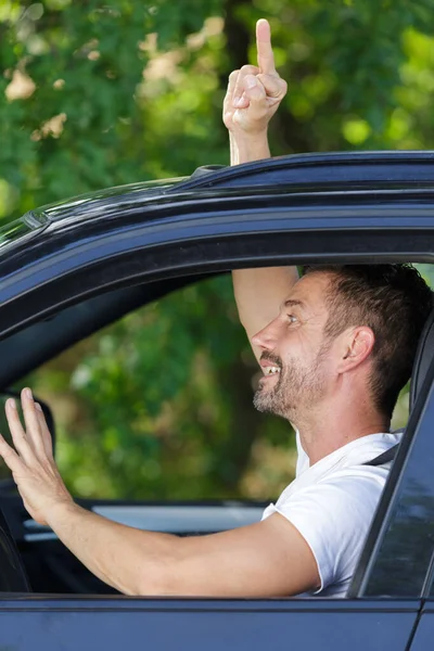 Άνδρας Στο Αυτοκίνητο Δείχνει Ένα Μεσαίο Δάχτυλο — Φωτογραφία Αρχείου