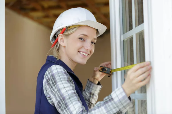 Kvinnlig Builder Mäta Ett Fönster — Stockfoto