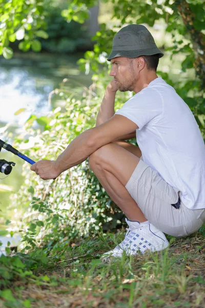 一人で釣りをする男と — ストック写真