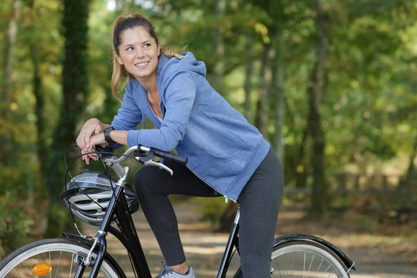 Gatan Porträtt Ung Vacker Kvinna Med Cykel — Stockfoto