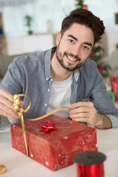 Jovem Homem Embrulhando Presentes — Fotografia de Stock