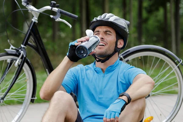 男自行车手停下来休息并喝一杯 图库图片