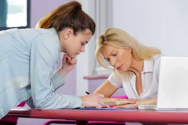 Scared Mother Talking Daughter Online Activity — Stock Photo, Image