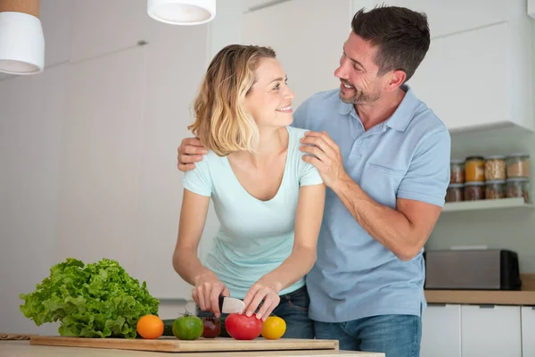 Belo Jovem Casal Está Falando Sorrindo Enquanto Cozinha — Fotografia de Stock