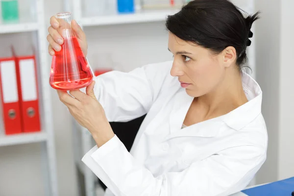 Vrouwelijke Wetenschapper Houdt Een Reageerbuis Met Een Rode Vloeistof — Stockfoto