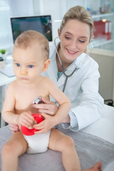 Glücklicher Arzt Mit Baby — Stockfoto