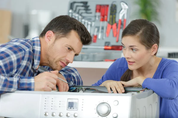 Επισκευαστής Και Γυναίκα Που Κοιτάζουν Πλυντήριο — Φωτογραφία Αρχείου