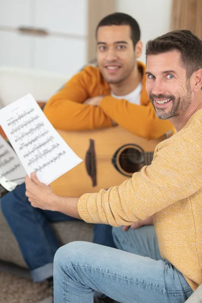 Man Holding Sheet Music Man Learning Guitar — Stock Photo, Image