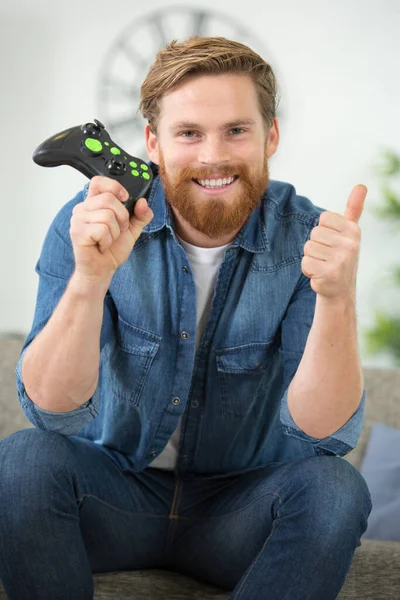 Счастливый Человек Играющий Дома Игры Показывая Большой Палец Вверх — стоковое фото