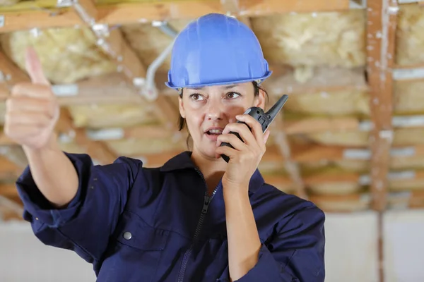 Cheerful Female Builder Showing Thumb — Stock Photo, Image