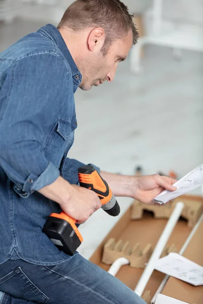Hombre Perforando Mueble Con Perforadora — Foto de Stock