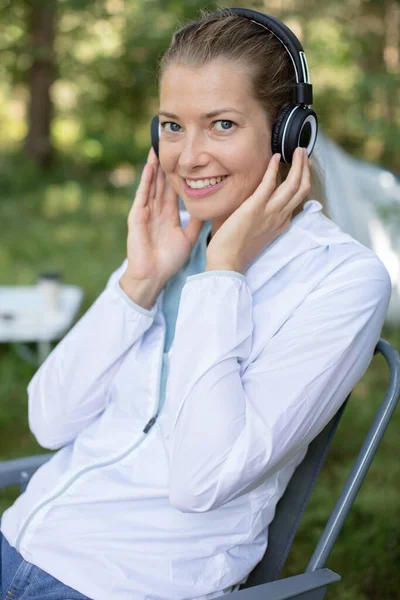 Mujer Sentada Cubierta Silla Escuchar Música Los Auriculares —  Fotos de Stock