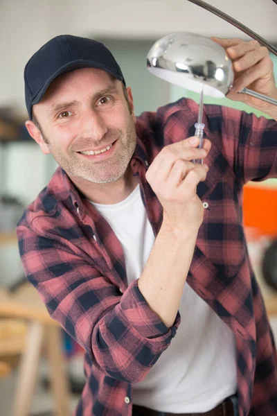 Hombre Usando Screwriver Lámpara Decorativa — Foto de Stock