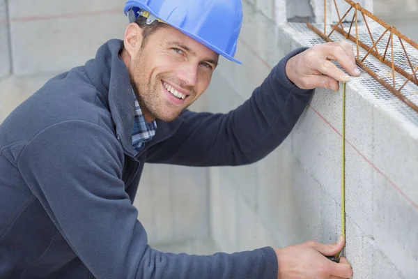 Happy Builder Taking Measurement — Stock Photo, Image