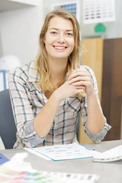 Młody Blond Pracownik Biurowy Uśmiecha Się Kamery — Zdjęcie stockowe