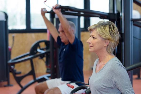 Seniorenpaar Trainiert Fitness Club — Stockfoto