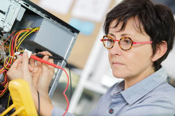 Eletricista Fêmea Que Fixa — Fotografia de Stock
