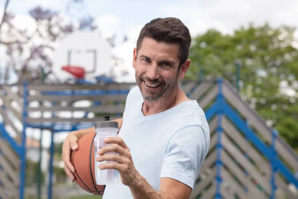 Здоровый Мужчина Играет Баскетбол Открытом Воздухе — стоковое фото
