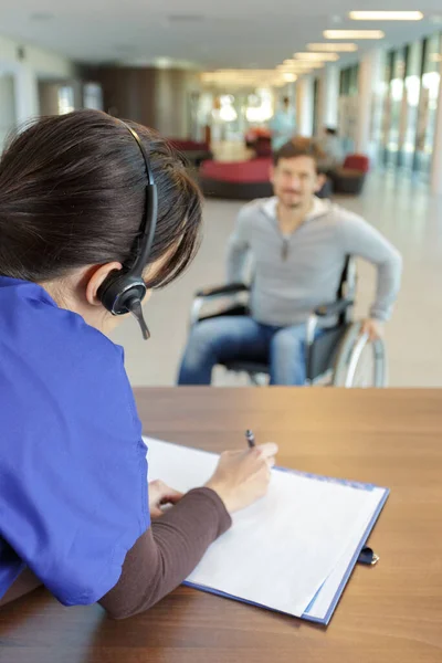 Paciente Discapacitado Recepción Del Hospital Espera Recepcionista — Foto de Stock