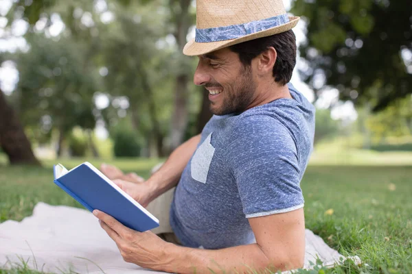 Kırk Yaşında Beyaz Bir Adam Açık Havada Kitap Okuyor — Stok fotoğraf