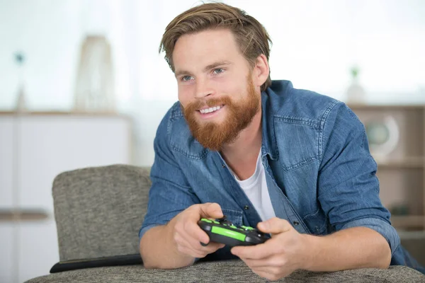 Glücklicher Junger Süchtiger Mann Spielt Videospiele Wohnzimmer — Stockfoto