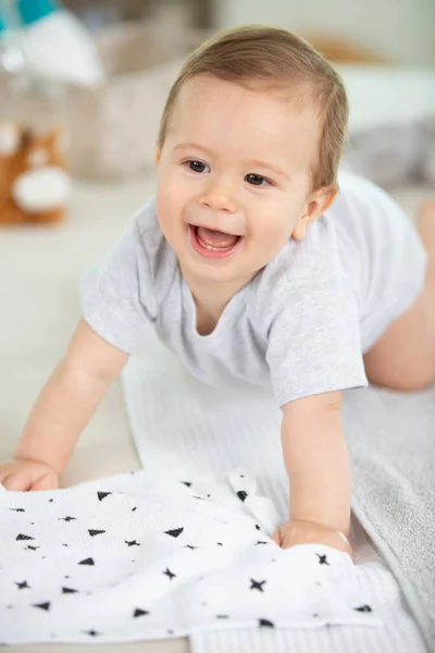 Niño Está Mintiendo Sonriendo Mostrando Dos Dientes — Foto de Stock