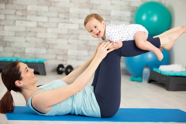 Hamile Kadın Bebeğiyle Spor Yapıyor — Stok fotoğraf