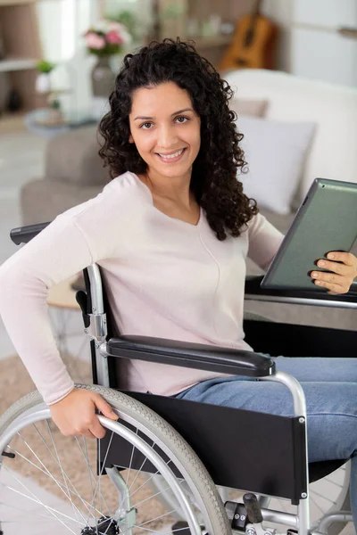 Νεαρή Γυναίκα Αναπηρική Καρέκλα Στο Σπίτι Κρατώντας Ένα Δισκίο — Φωτογραφία Αρχείου