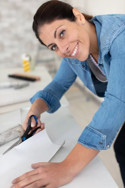 Cheerul Woman Cutting Wallpaper — Stock Photo, Image