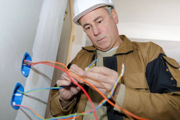 Electricista Clasificando Los Cables Pared — Foto de Stock