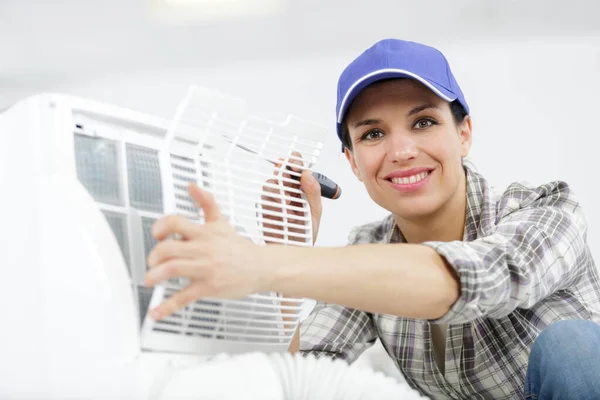 Ženský Technik Sestavující Klimatizační Jednotku — Stock fotografie