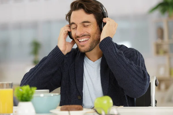 Hombre Feliz Escuchando Música Durante Pausa Del Almuerzo Hospital —  Fotos de Stock