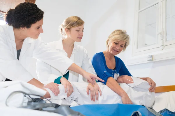 Enfermeiras Ajudando Paciente Sair Cama — Fotografia de Stock