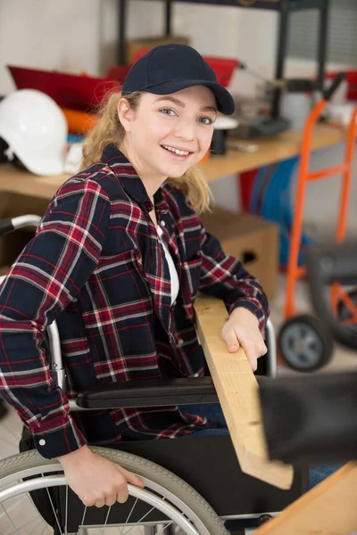Инвалид Инвалидной Коляске Мастерской Плотников — стоковое фото