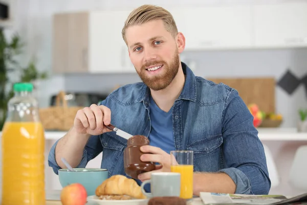 Knappe Casual Man Ontbijten Thuis — Stockfoto