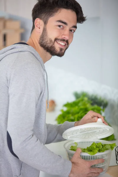 Mann Wäscht Salat Der Küche — Stockfoto
