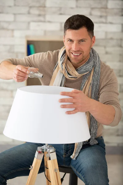 Man Die Lamp Een Lamp Vervangt — Stockfoto
