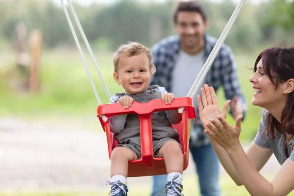 Parents Jouant Avec Leur Enfant Dans Swing — Photo