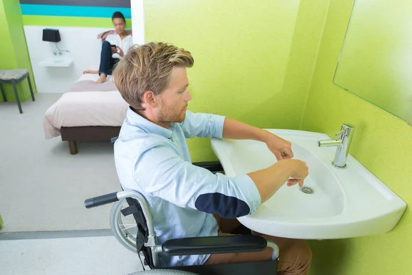 Behinderter Junger Mann Rollstuhl Beim Händewaschen — Stockfoto