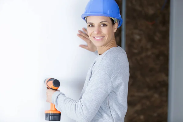 Female Builder Holding Electric Drill — Stock Photo, Image