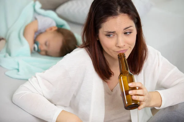 Donna Che Beve Alcol Accanto Suo Bambino — Foto Stock