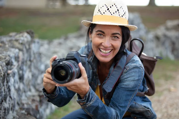Sorrindo Fotógrafa Feminina Agachado Para Tirar Uma Foto — Fotografia de Stock