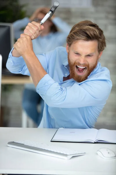 ハンマーを握っているひげを持つ怒っているビジネスマン — ストック写真