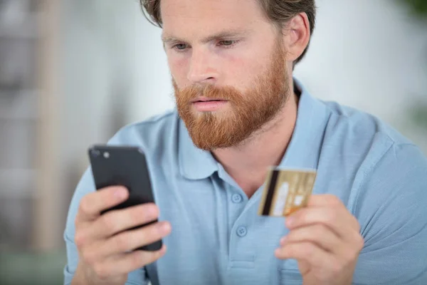 Людина Використовує Смартфон Оплати Кредитною Карткою — стокове фото