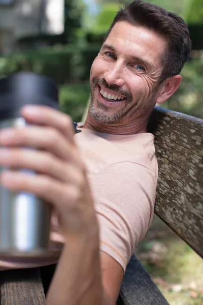 Portrét Pohledného Muže Sedícího Lavičce Pijícího Kávu — Stock fotografie