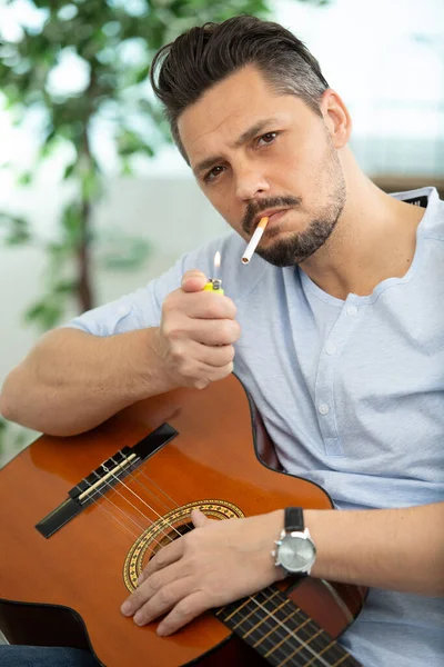 음악가가 담배를 점화하고 있습니다 — 스톡 사진